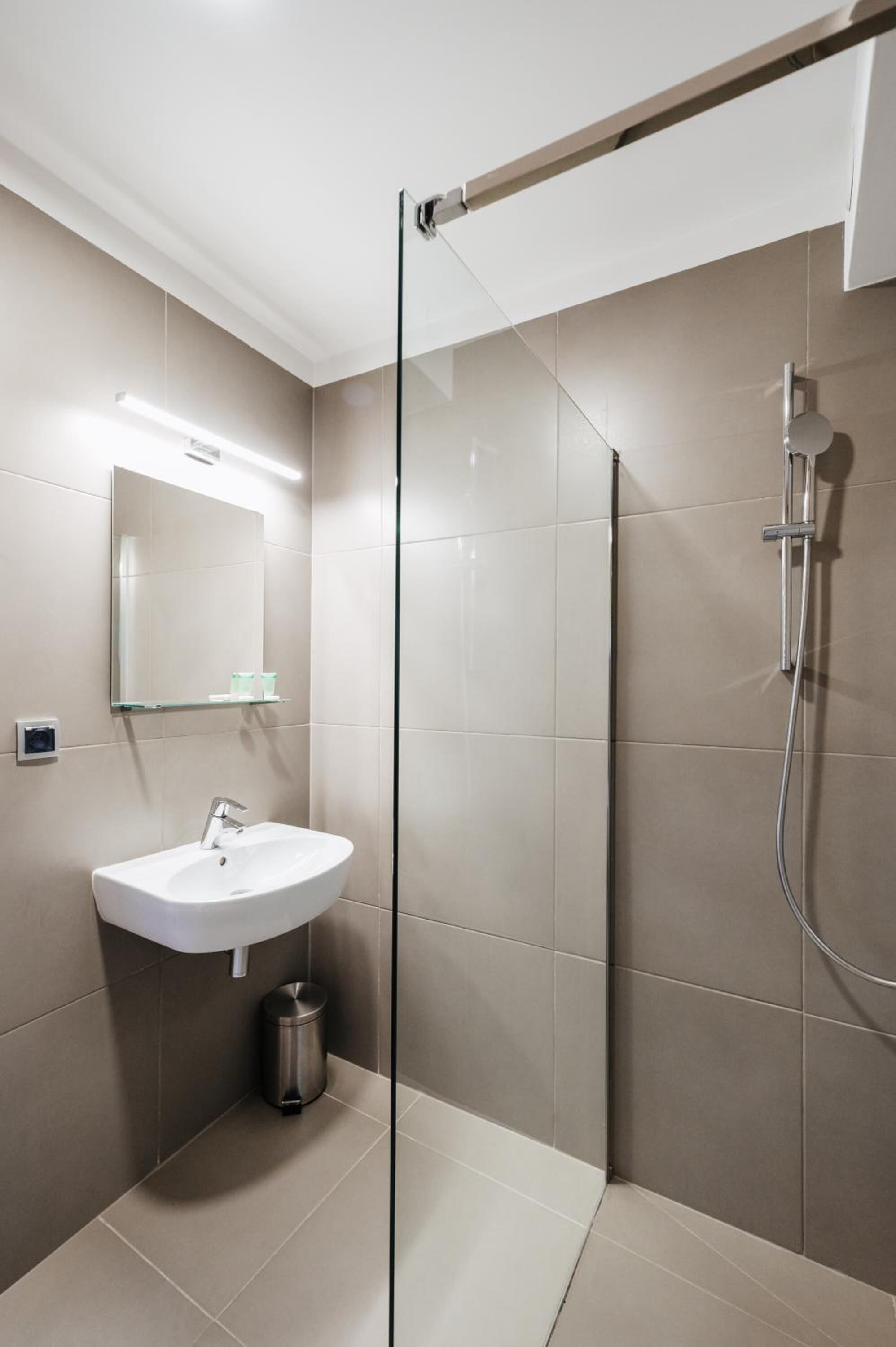 shower, free toiletries, towels