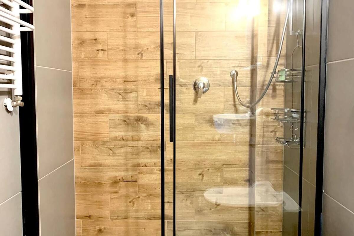 shower, free toiletries, towels