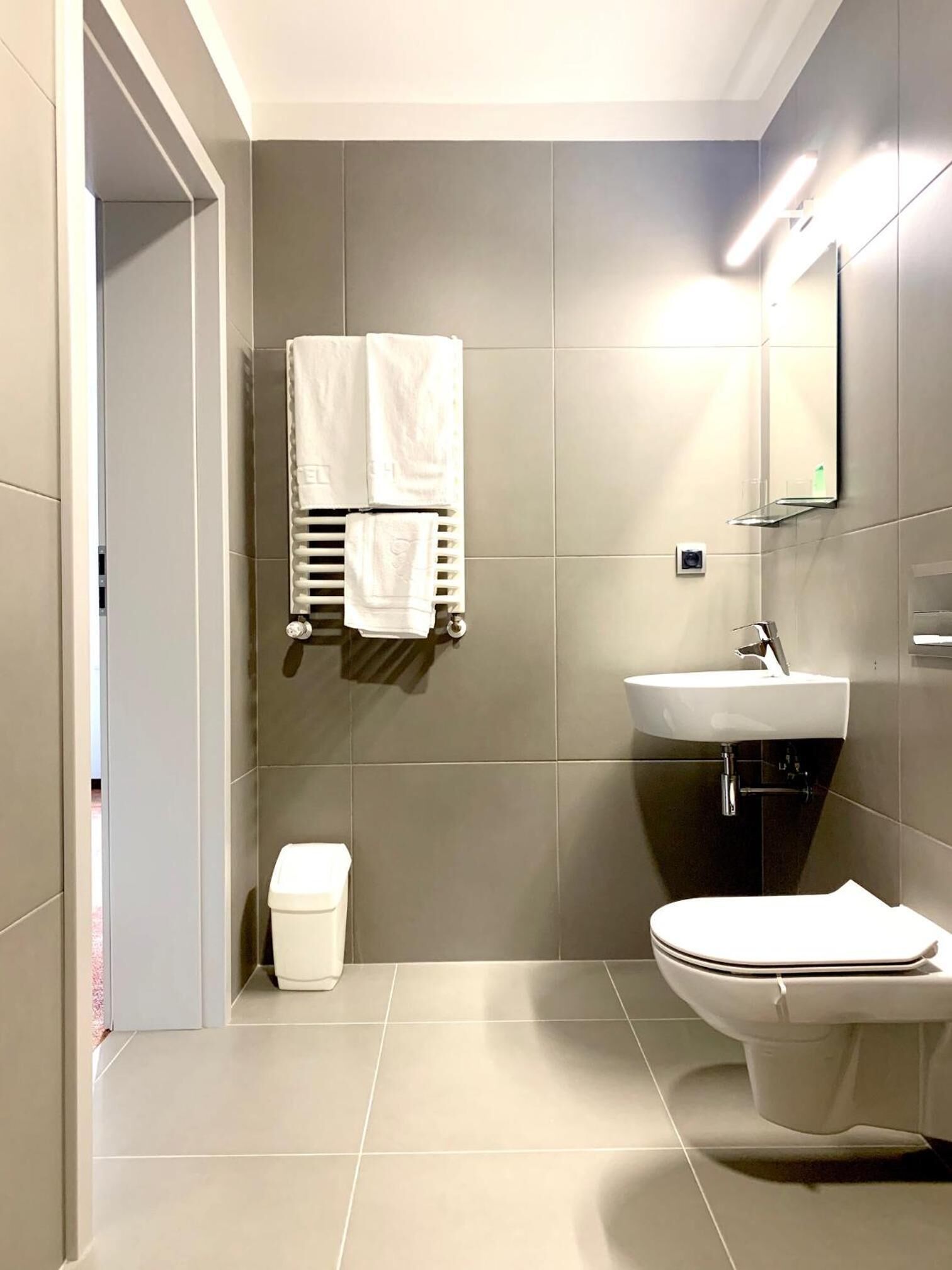 shower, free toiletries, towels