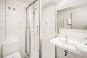 Shower, hair dryer, towels - Viavelo Hotel (Freiburg im Breisgau)