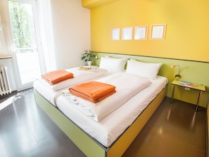 Hypo-allergenic bedding, down duvets, desk, laptop workspace - Viavelo Hotel (Freiburg im Breisgau)