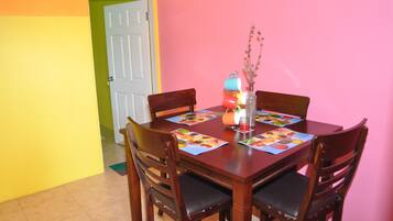 Room, 1 Queen Bed, Kitchen | In-room dining