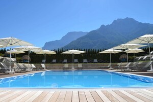 Piscina interna, piscina externa, guarda-sóis, espreguiçadeiras