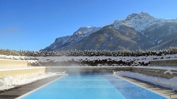 Innenpool, Außenpool, Sonnenschirme, Liegestühle