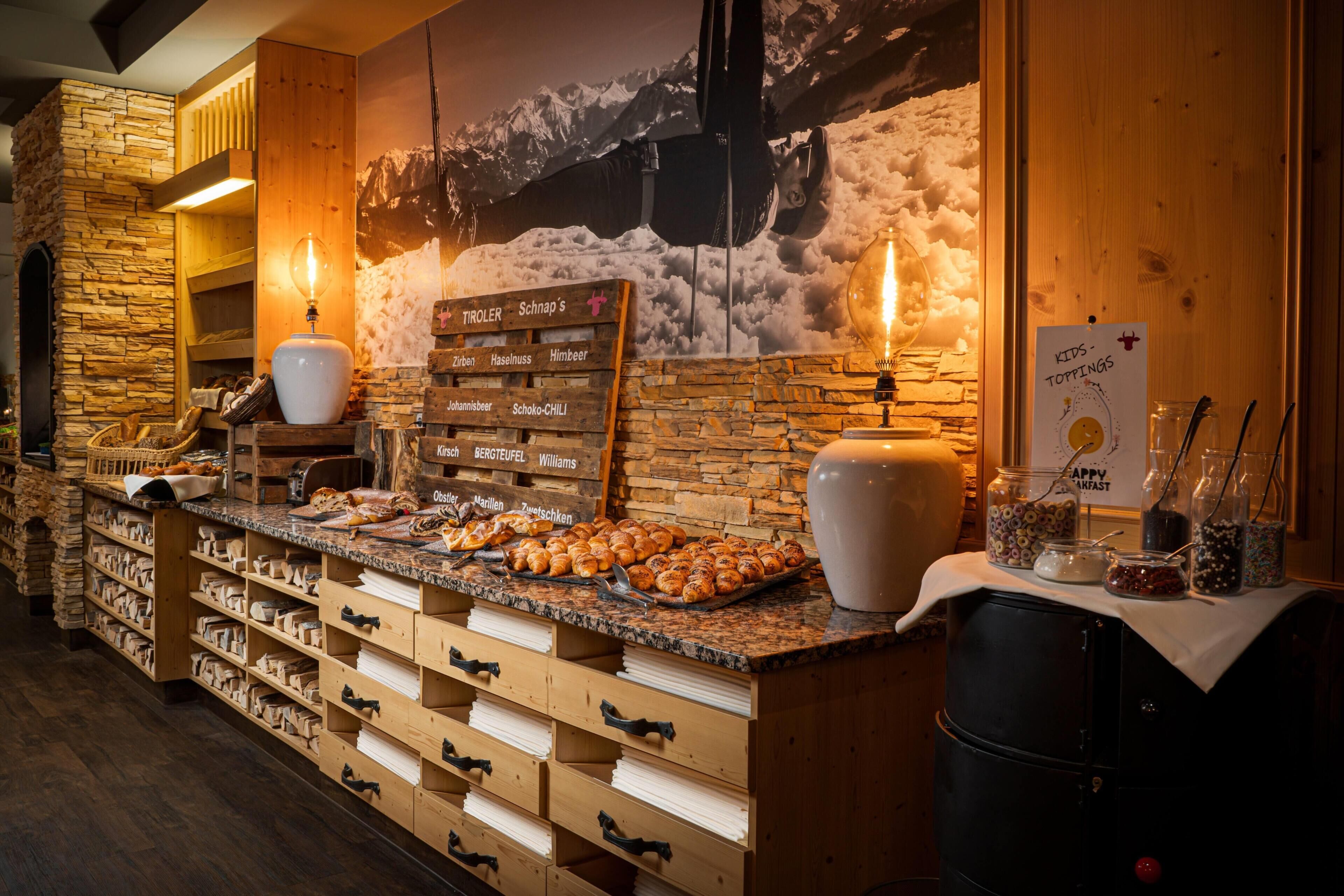 Un espace buffet proposant une variété de produits de boulangerie et un panneau indiquant les différentes options de plats.