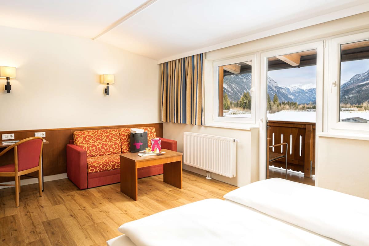 standard double room | premium bedding, minibar, in-room safe, desk