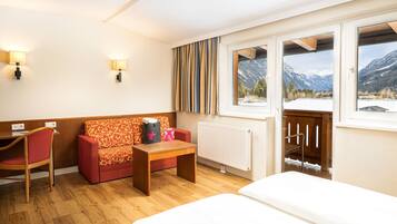 Standard-Doppelzimmer, 1 Doppelbett (Mountain View) | Minibar, Zimmersafe, Schreibtisch, laptopgeeigneter Arbeitsplatz