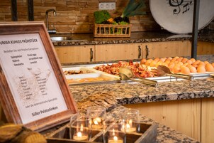 Disposición de buffet con diversas opciones de comida y un tablero de menú.