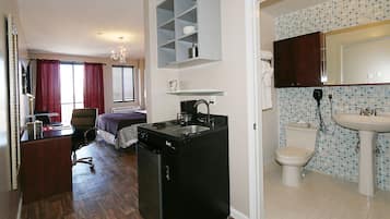Fridge, coffee/tea maker