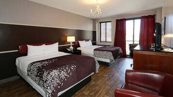 Executive kamer, 2 tweepersoonsbedden, balkon | Woonkamer | Een 32-inch flatscreentelevisie met kabelzenders en een televisie