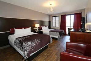 Executive kamer, 2 tweepersoonsbedden, balkon | Woonkamer | Een 32-inch flatscreentelevisie met kabelzenders en een televisie