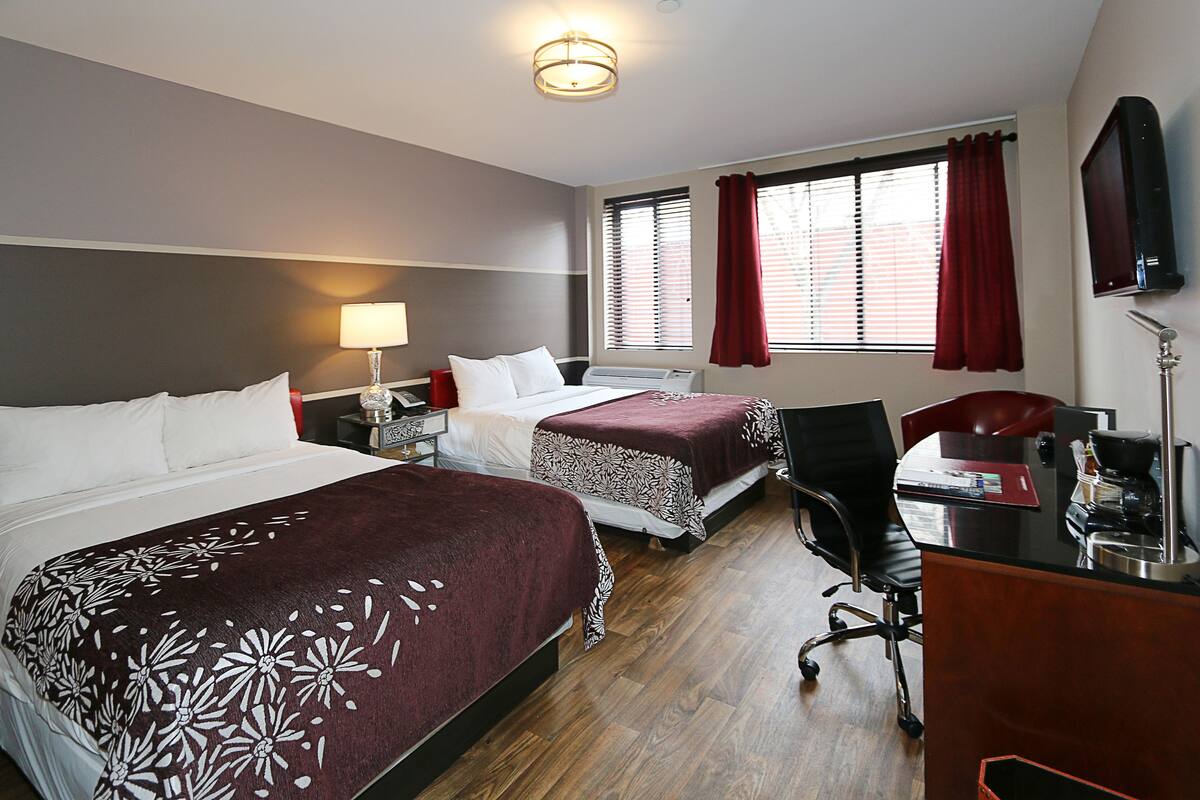 Chambre Deluxe, 2 grands lits | Literie de qualité supérieure, coffres-forts dans les chambres, bureau