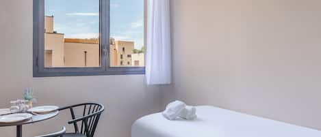 Studio, 2 Twin Beds | Desk, soundproofing, iron/ironing board, free WiFi