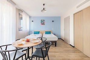 Standard Apartment | Desk, soundproofing, iron/ironing board, free WiFi - Appart'City Classic Montélimar (Montélimar)