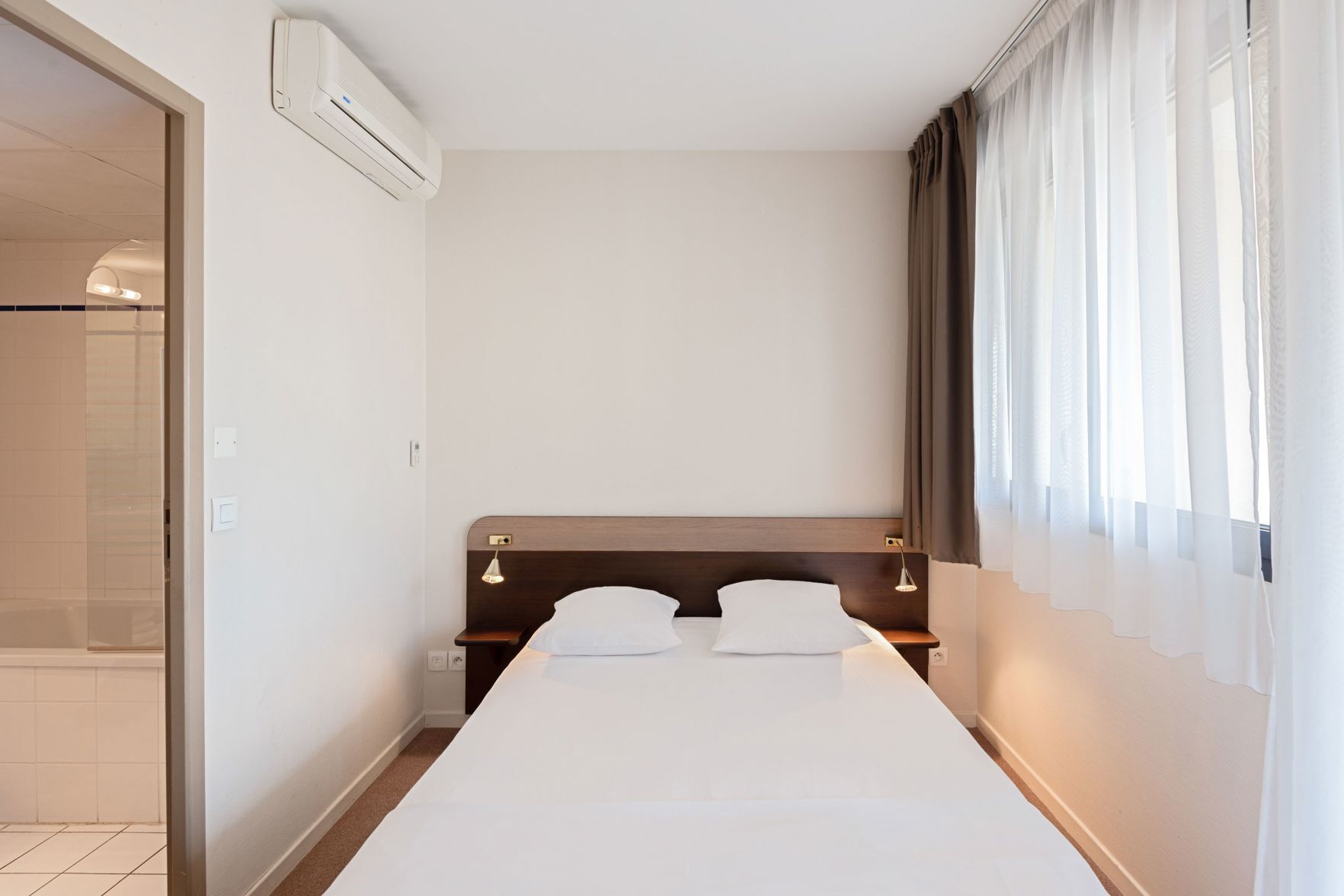 Desk, soundproofing, iron/ironing board, free WiFi