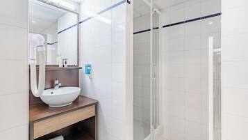 Suite Studio | Salle de bain | Douche, articles de toilette gratuits, sèche-cheveux