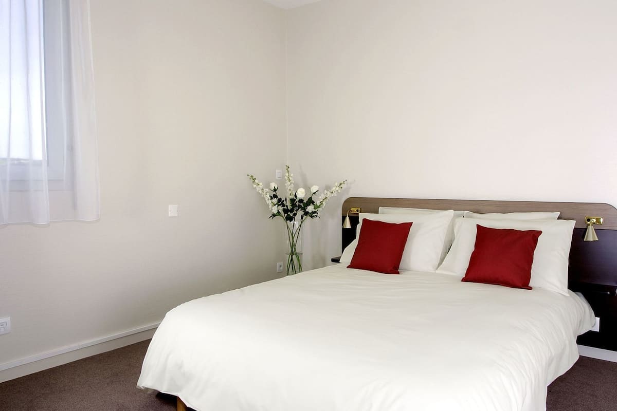 Desk, soundproofing, iron/ironing board, free WiFi
