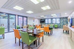 Tägliches Frühstücksbuffet (9.9 EUR pro Person)
