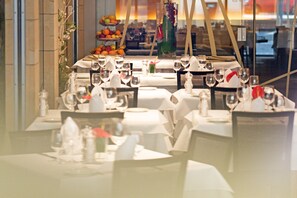 Breakfast served, international cuisine - Hotel Avance (Bratislava)