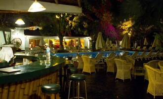 Bar junto a la piscina