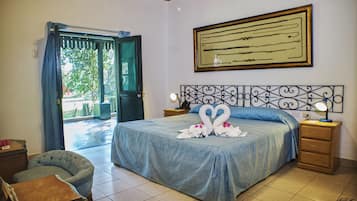 Suite (Master) | In-room safe, individually decorated, individually furnished, desk