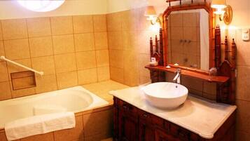Un baño con una bañera, un lavabo y un espejo.
