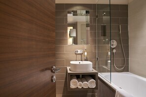 Combined shower/tub, designer toiletries, hair dryer, towels