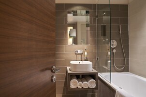 Ensemble baignoire-douche, articles de toilette griffés
