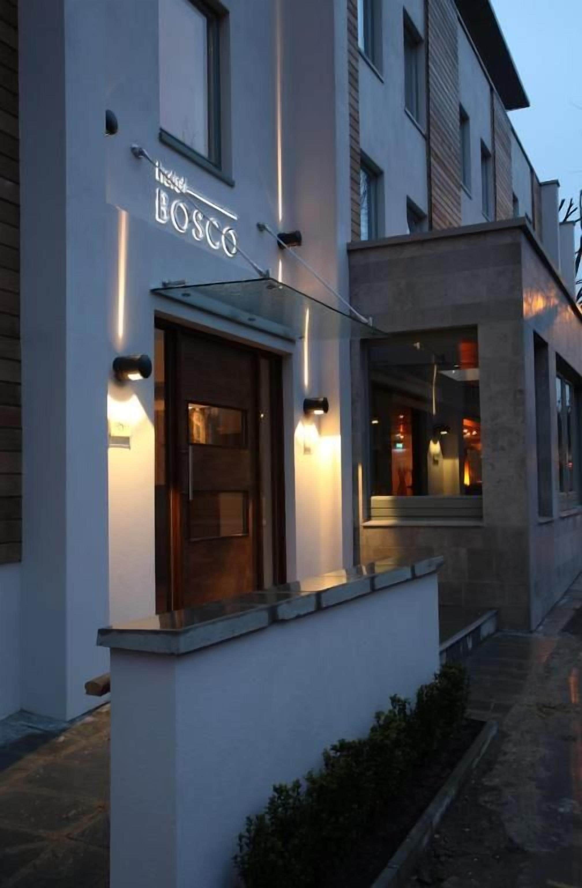 Un bâtiment moderne sur lequel on peut lire l’inscription « BOSCO ».