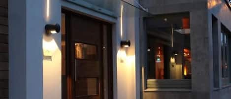 Un edificio moderno con un letrero que dice 'BOSCO'.