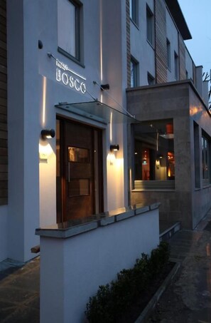 Moderni rakennus, jonka yläpuolella on kyltti, jossa lukee: ”BOSCO”.