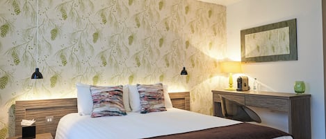 Chambre exécutive, 1 trÚs grand lit | Décor unique, bureau, fer et planche à repasser, accÚs au Wi-Fi (inclus)