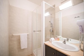 Apartment, 1 Schlafzimmer | Badezimmer | Dusche, Haartrockner, Handtücher