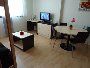 Apartemen Superior, 1 kamar tidur | Area keluarga | TV LCD