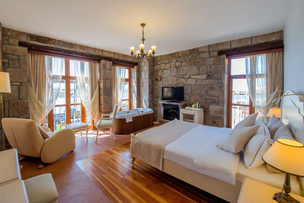Deluxe Single Room, Sea View | Minibar
