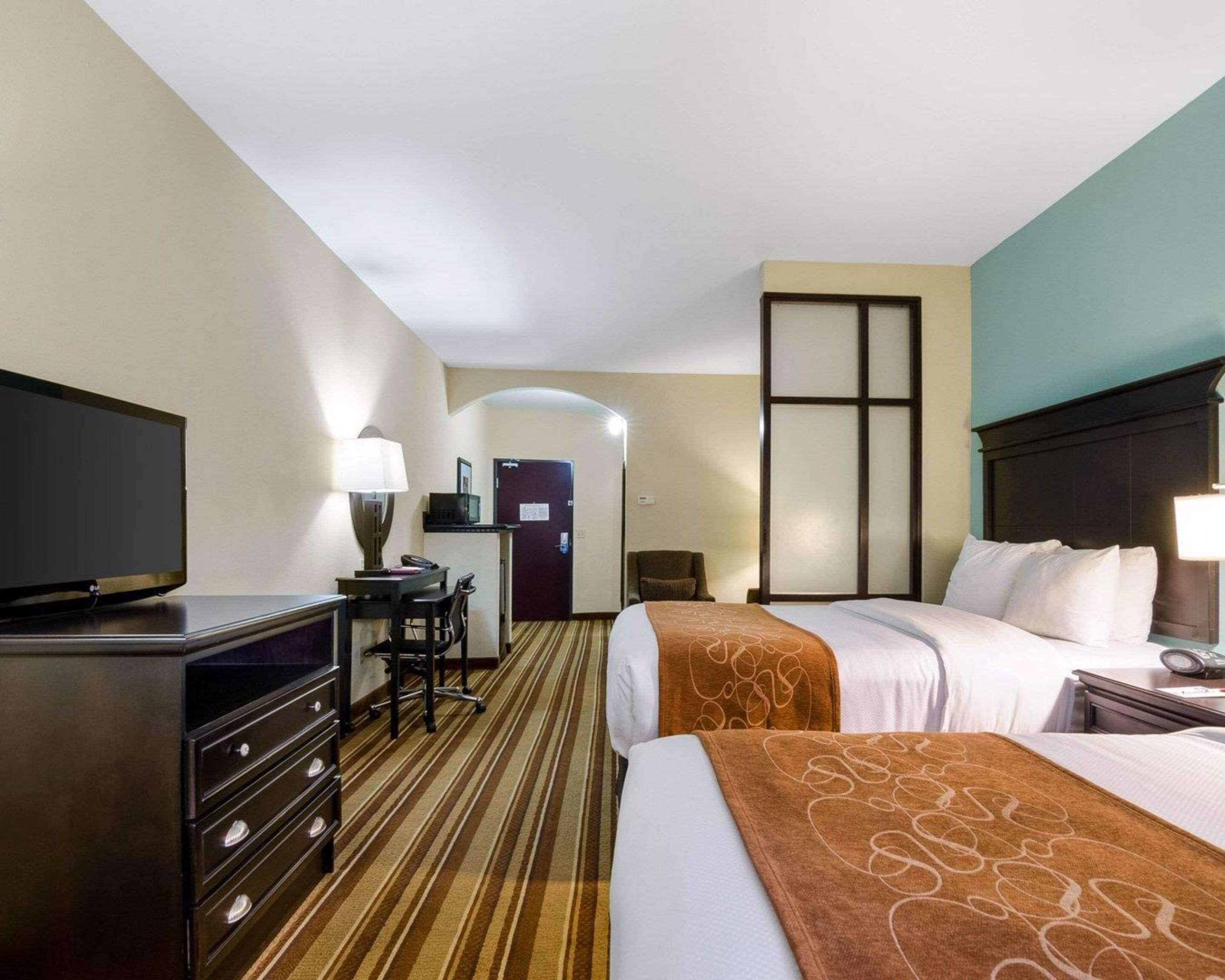 suite, non smoking | pillow-top beds, desk, iron/ironing board, rollaway beds