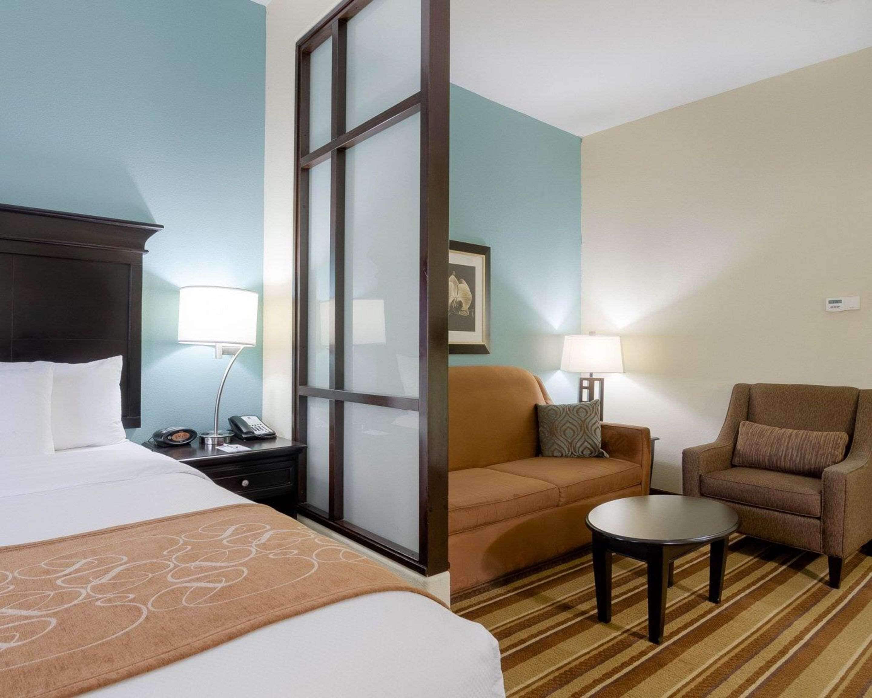 suite, non smoking | pillow-top beds, desk, iron/ironing board, rollaway beds