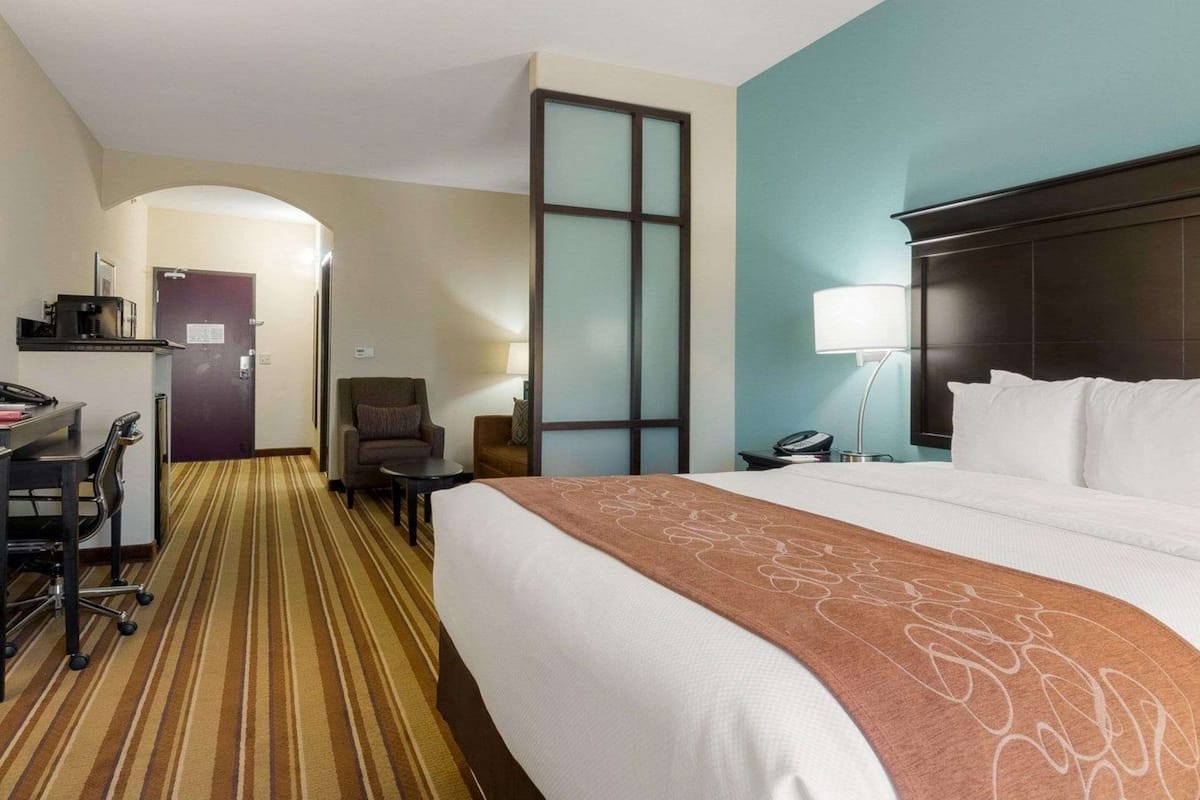 Habitación, 1 cama de matrimonio con sofá cama, accesible para personas con discapacidad | Colchones con acolchado adicional y escritorio