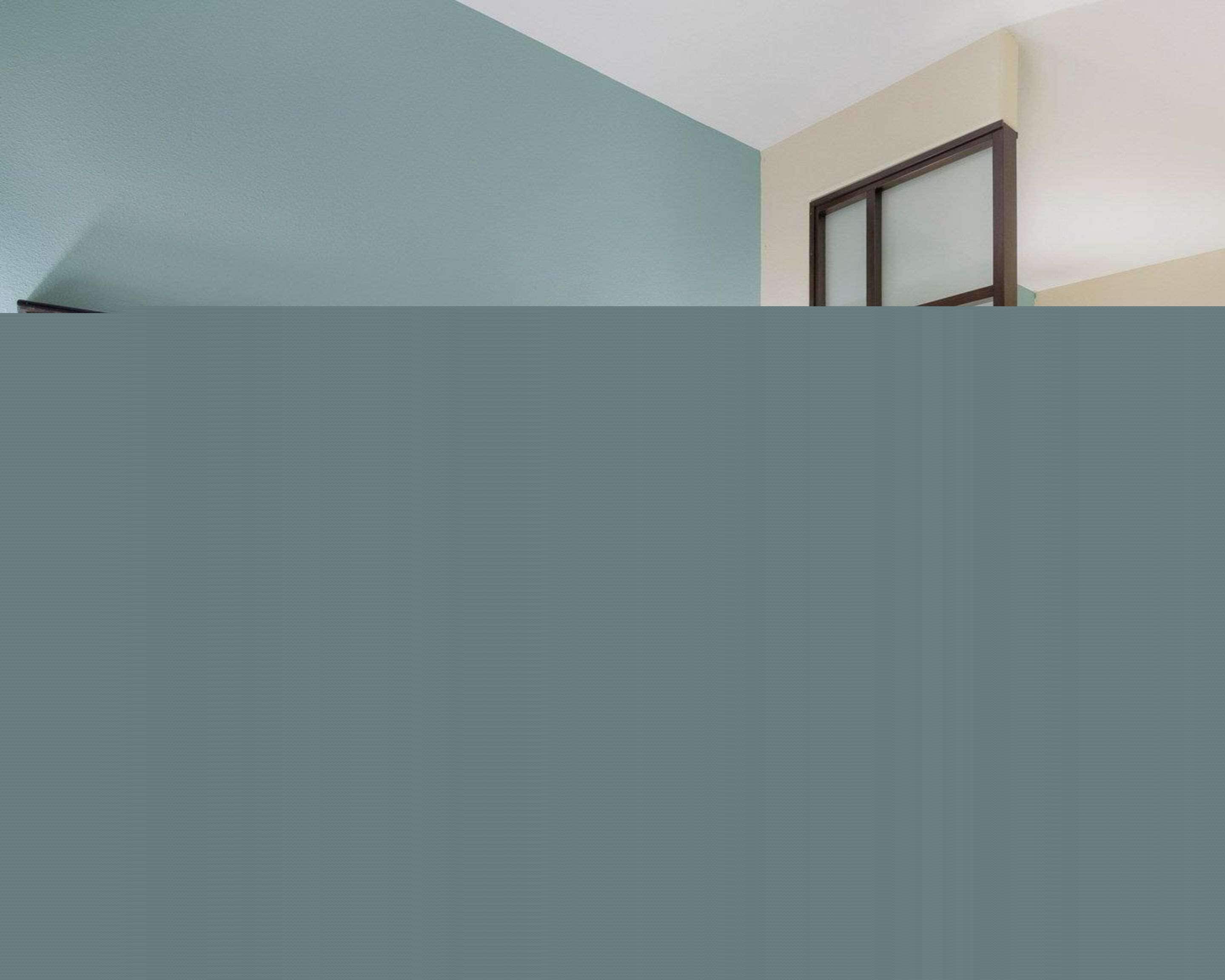 suite, non smoking | pillow-top beds, desk, iron/ironing board, rollaway beds