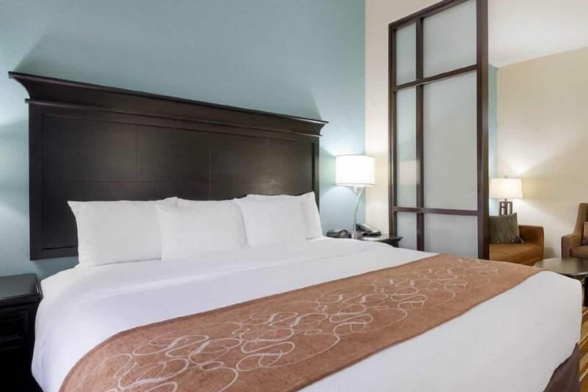 Camas con pillow-top, escritorio y tabla de planchar con plancha