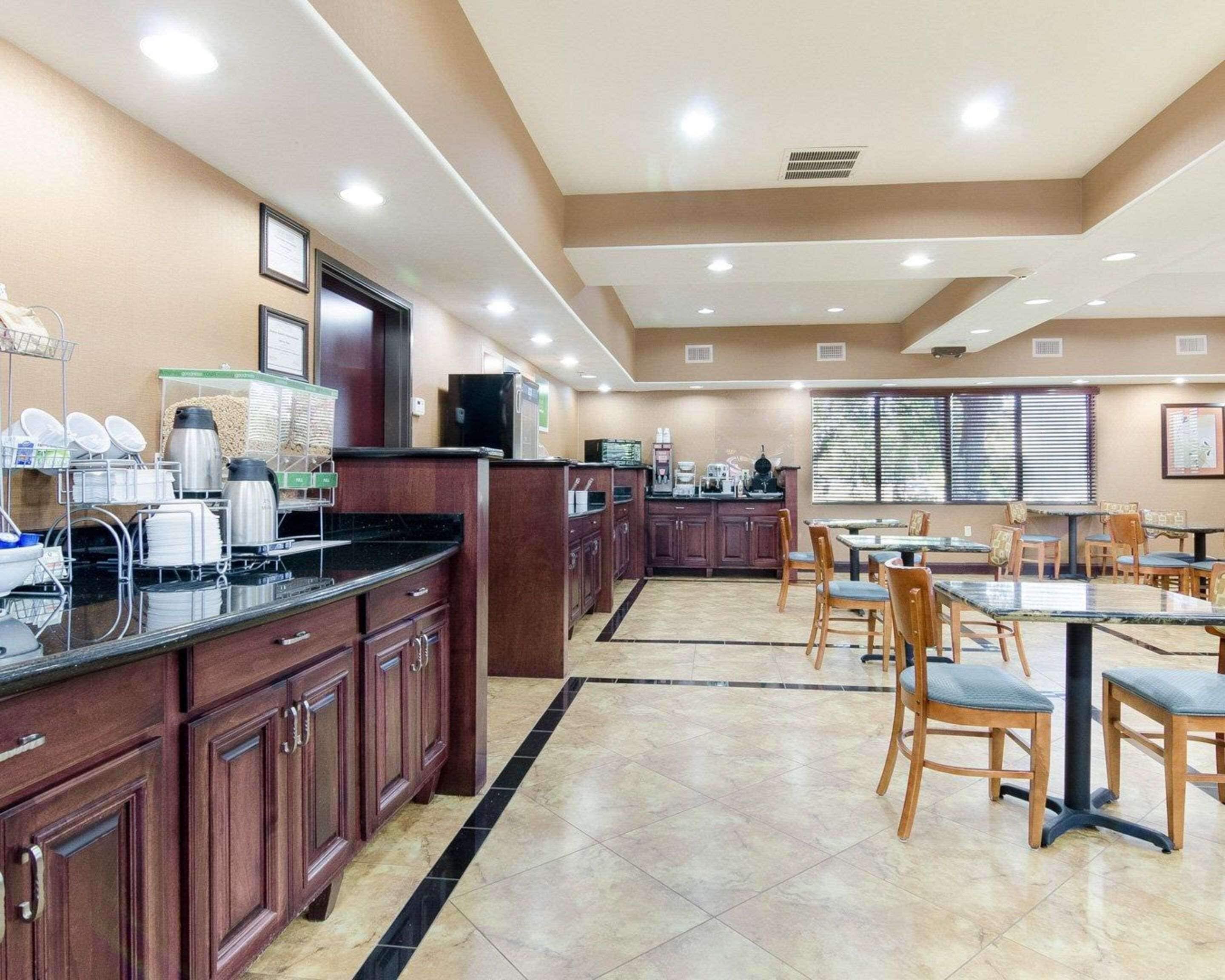 free buffet breakfast