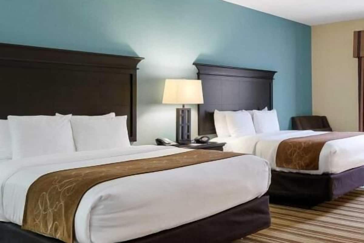 Camas con pillow-top, escritorio y tabla de planchar con plancha
