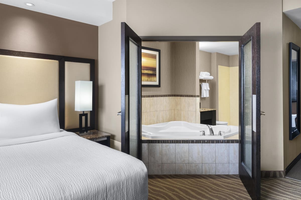 Suite, 1 King Bed, Non Smoking, Jetted Tub | Premium bedding, pillowtop beds, in-room safe, desk