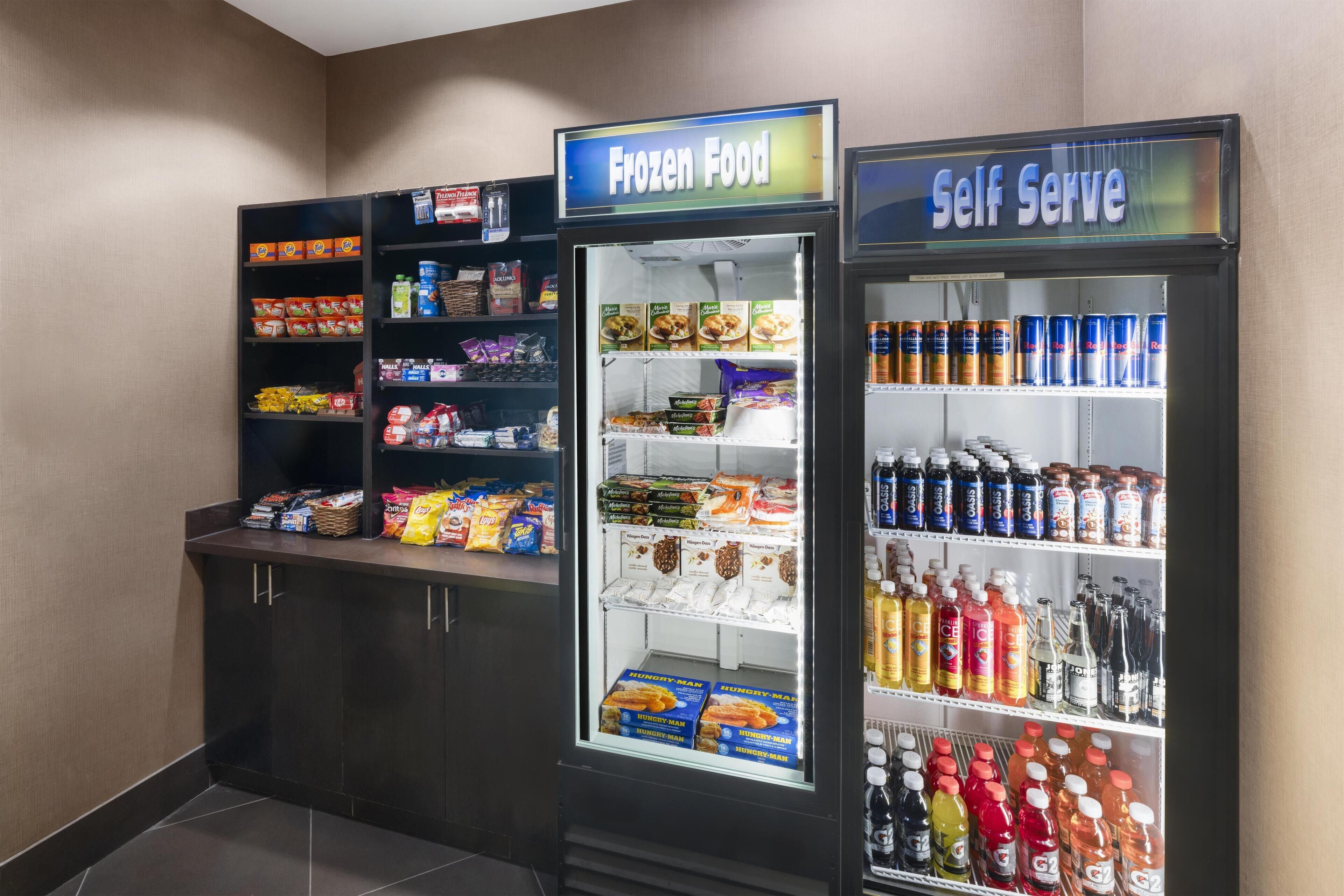 Eine Selbstbedienungsstation für Eis-Snacks, Getränke und gefrorene Speisen.