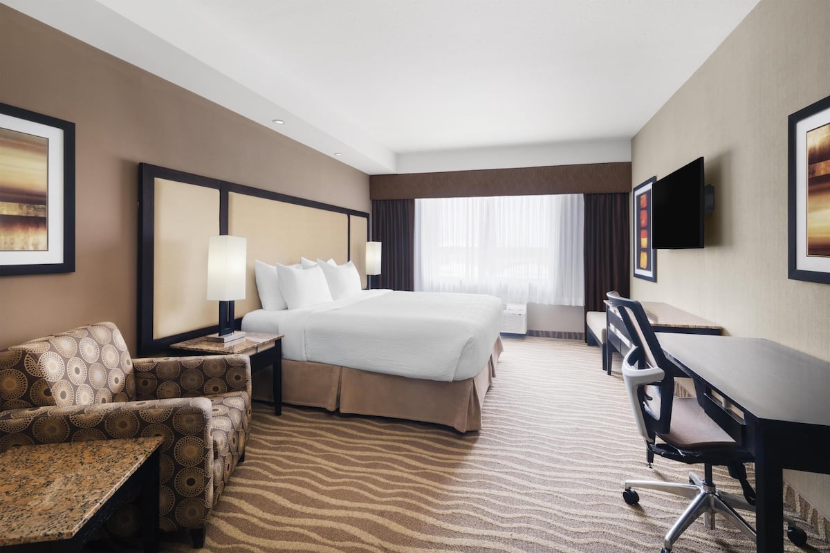 Standard Room, 1 King Bed, Non Smoking, Refrigerator & Microwave | Premium bedding, pillowtop beds, in-room safe, desk