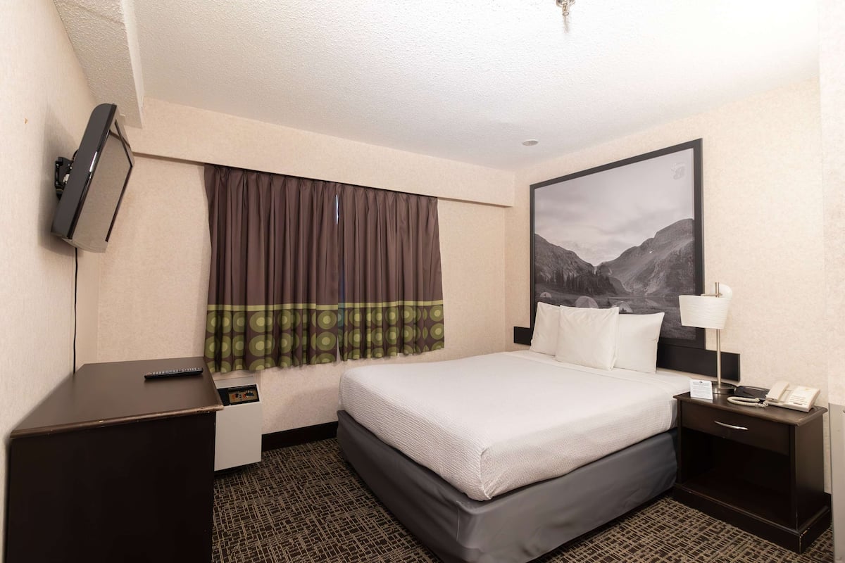 Iron/ironing board, free cots/infant beds, free WiFi, bed sheets