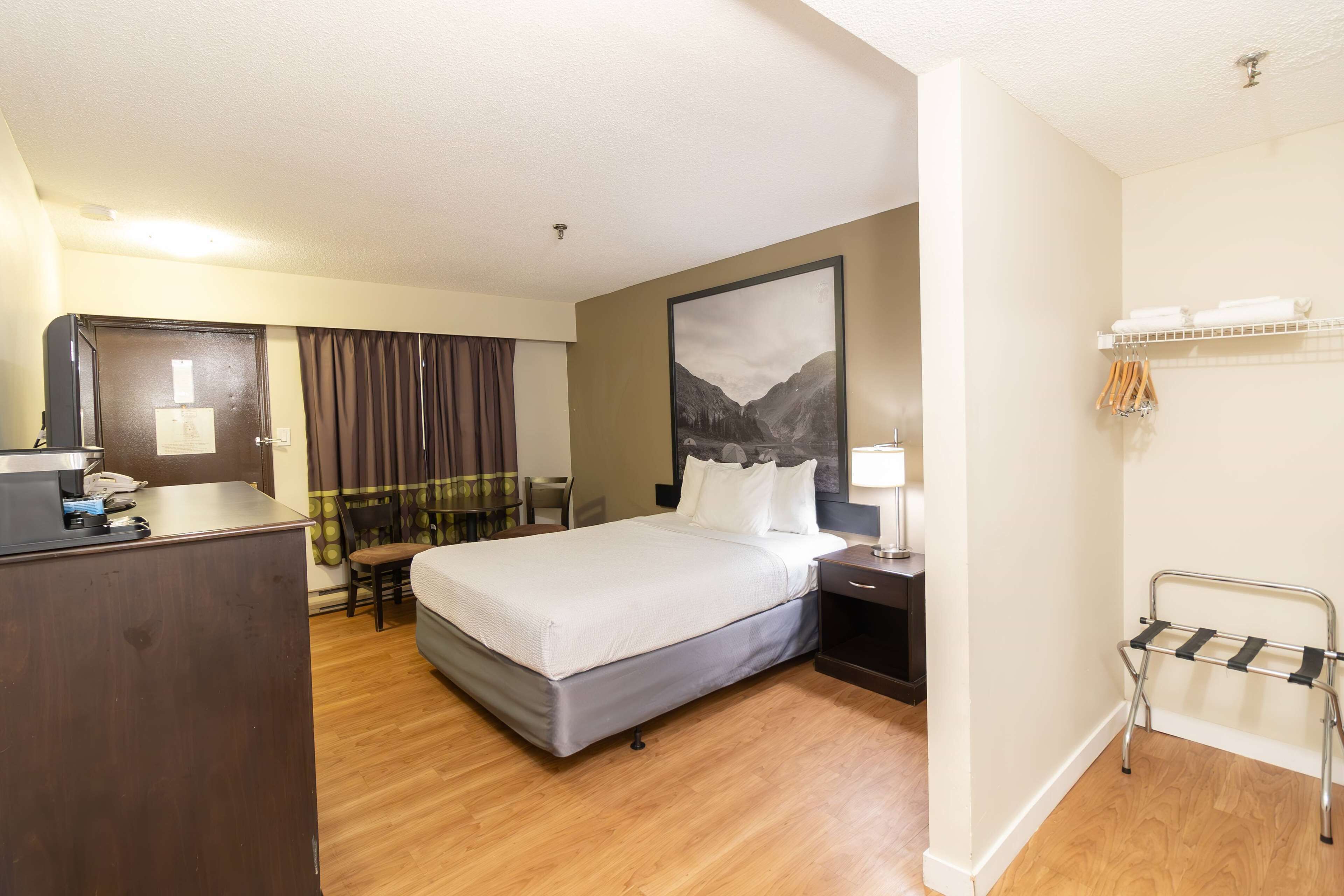 deluxe room, 1 queen bed, non smoking | iron/ironing board, free cots/infant beds, free wifi, bed sheets