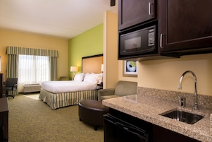 Suite, 1 King Bed | Desk, blackout drapes, iron/ironing board, cribs (free)