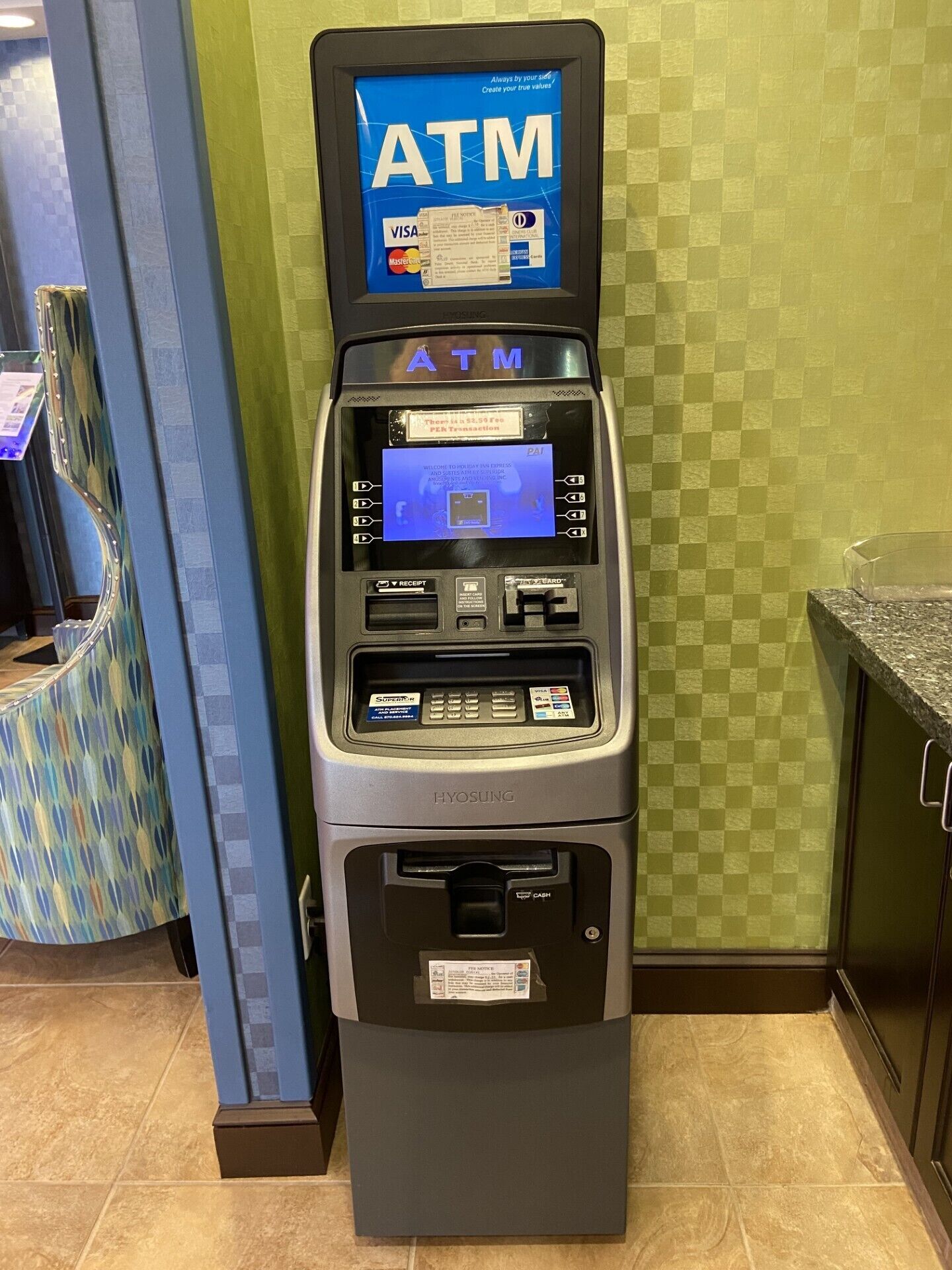 Um caixa eletrônico com logotipos Visa e MasterCard, uma abertura para recibos e uma abertura para saque.