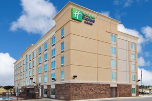 Un hotel Holiday Inn Express & Suites con fachada de ladrillo y varias ventanas.